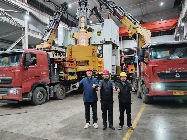 揚力2500T 上梁自重270噸安全吊裝完工