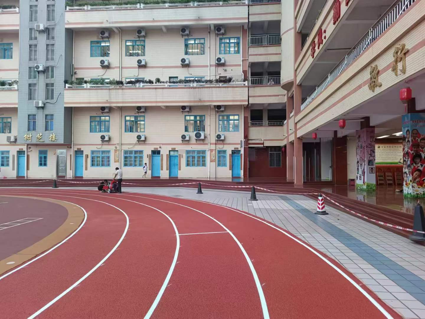 颶風體育 透氣型塑膠跑道 材料生產 場地鋪設一站式服務 全國施工