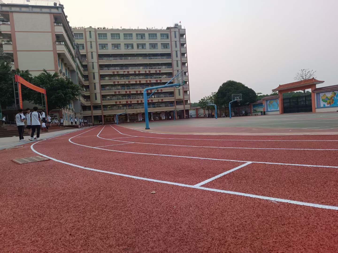 颶風體育 預制型塑膠跑道 材料生產 場地鋪設一站式服務 全國施工